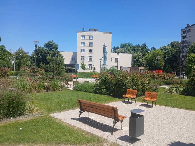 Green space and benches — A pause off the main street, Banja Luka